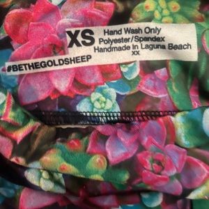 Gold sheep succulent print leggings size XS